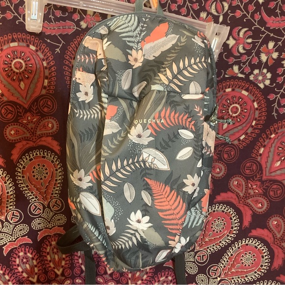 Handbags - NWOT simple yet cute and convenient back pack